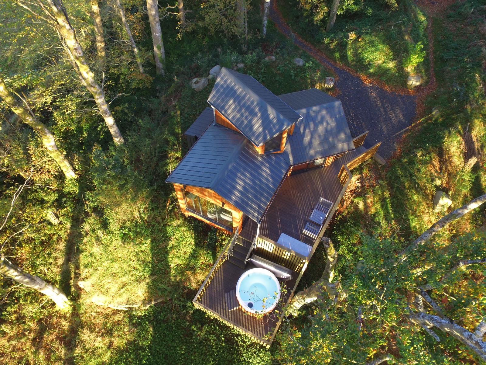 Cuckoo's Hideaway Treehouse | Best treehouses Wales | Treehouse with hot tub UK