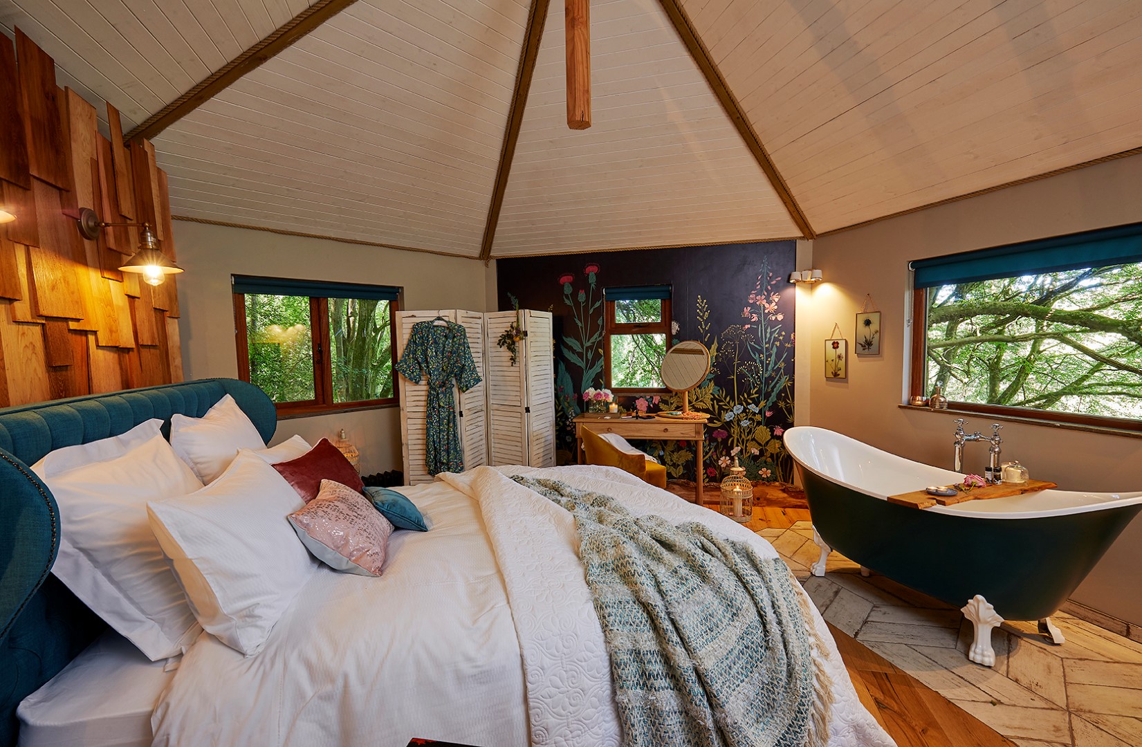 The freestanding bath in the bedroom at Ravendere Treehouse in Devon